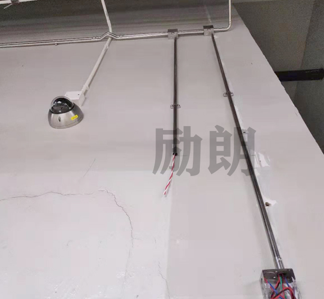 隨著建筑的用電量增加，當(dāng)中的電線負(fù)荷也出現(xiàn)了一定的負(fù)荷，出現(xiàn)線路短路問題，這樣容易引起房屋安全用電隱患，為了防止這些短路引發(fā)火災(zāi)，必須用到線管保護(hù)電線，在這，不銹鋼線管廠家建議使用電氣不銹鋼穿線管。